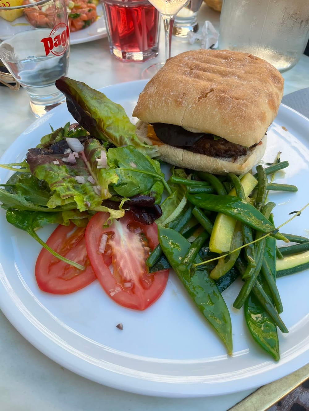 Burger avec salade et haricots verts