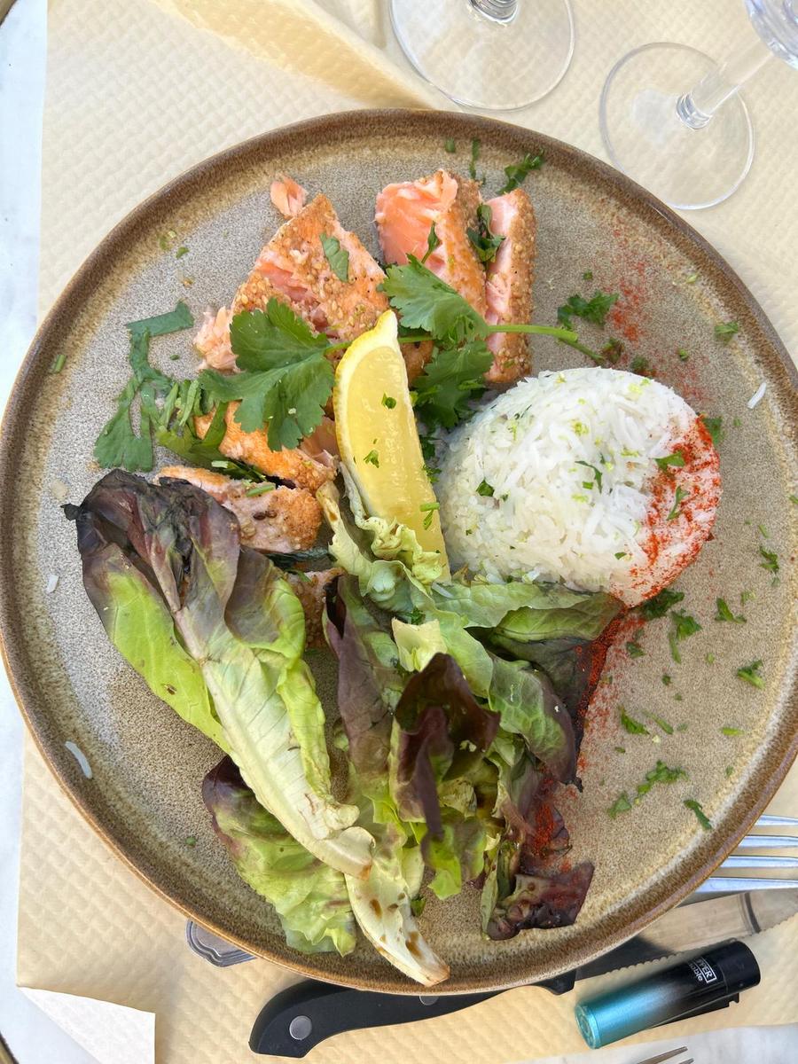 Lachs in Sesamkruste, Reis, Salat und Koriander