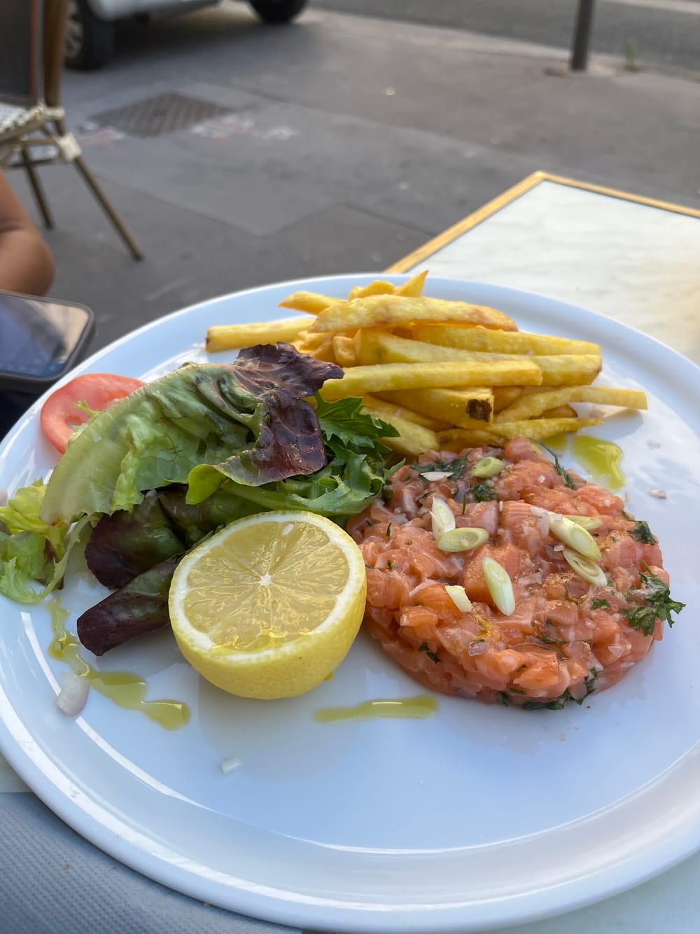 Tartare de saumon avec frites et salade