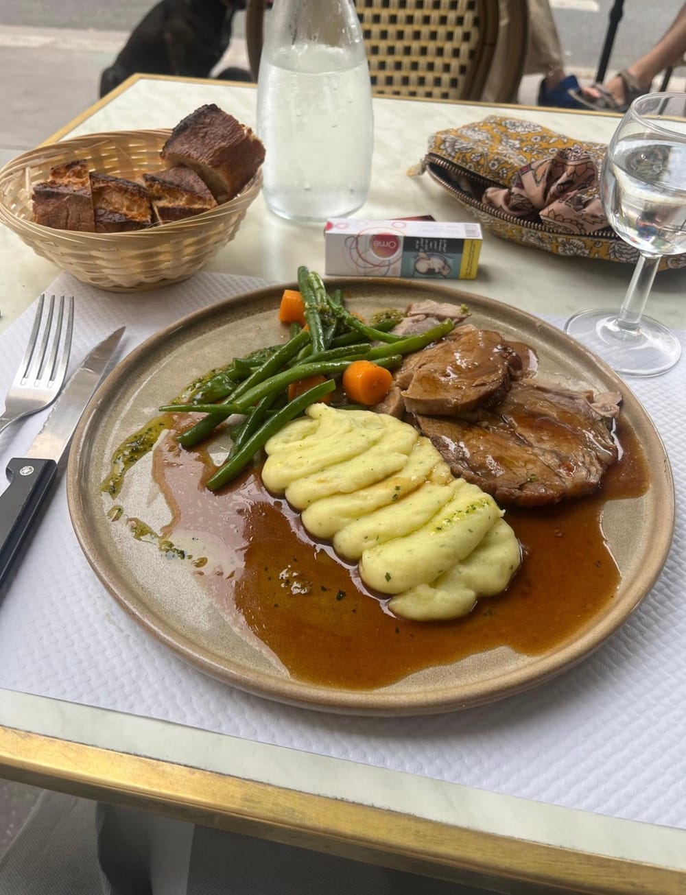 Assiette de viande en sauce avec purée et haricots verts