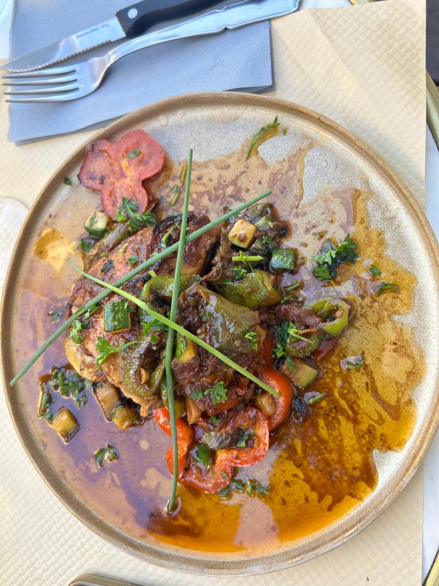 In Sauce geschmortes Hähnchen, Paprika, Zucchini, Tomate und Schnittlauch