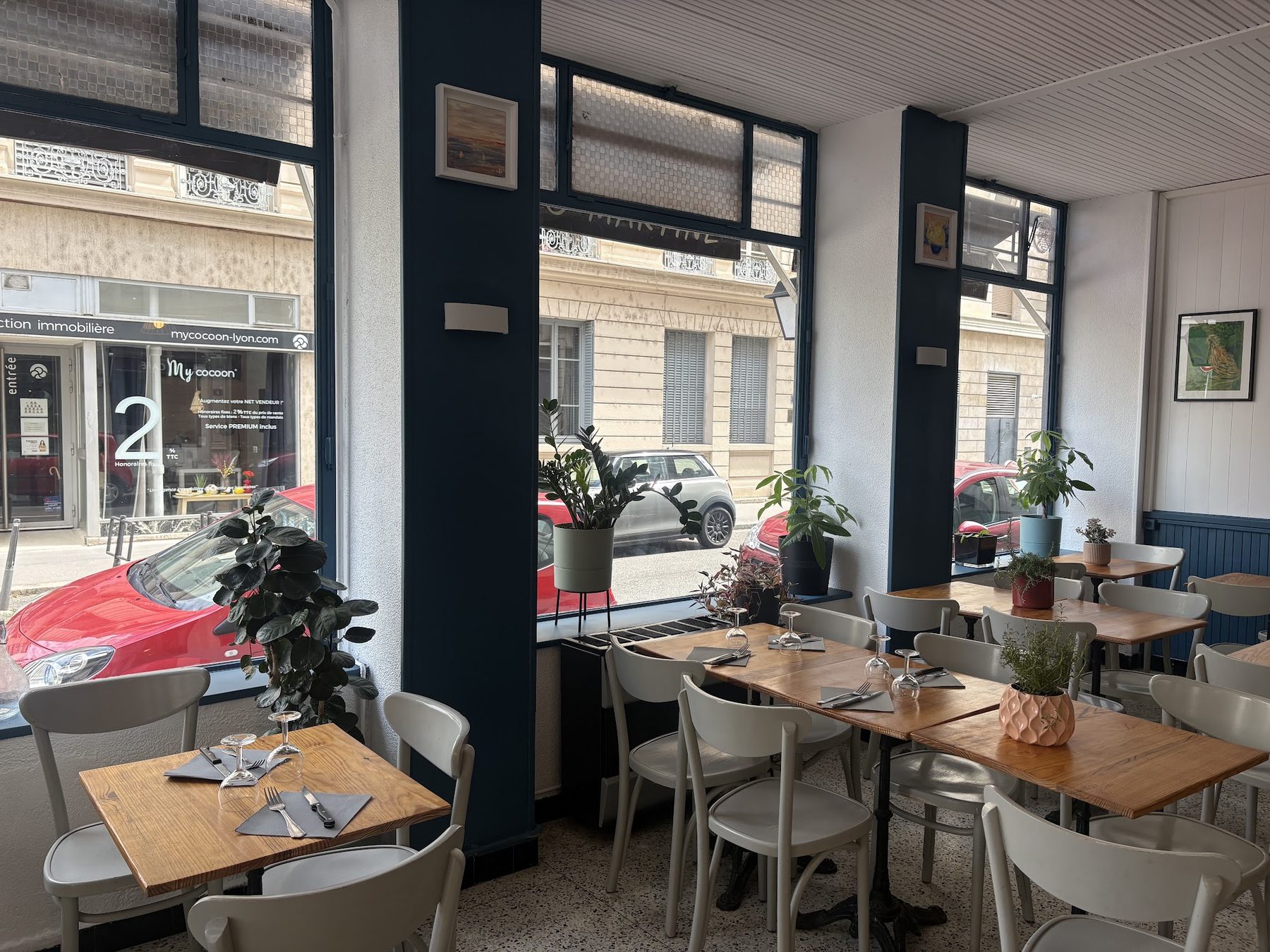 La salle et ses grandes baies sur la rue